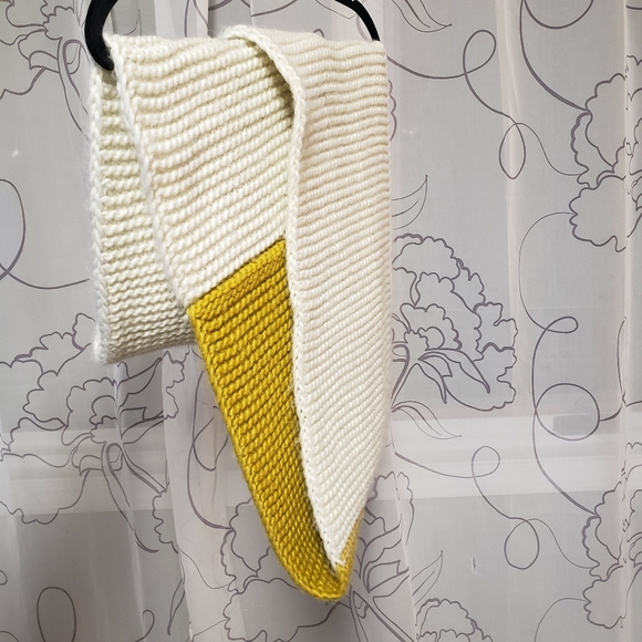 Knitted looped scarf - Picture 2 of 3